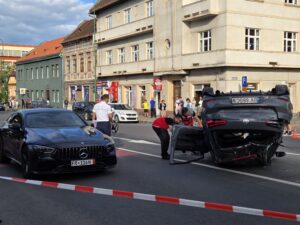 VIDEO, FOTO. Accident spectaculos pe Iuliu Maniu din Brașov! O mașină s-a răsturnat. Intervin mai multe echipaje de Poliție și SMURD 4 ad96be3b 33bf 4edc 9b93 b012d62bf31b