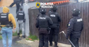 VIDEO. Camătă și amenințări în Săcele. Femeie de 40 de ani reținută după ce ar fi împrumutat bani cu dobânzi și ar fi terorizat debitorii