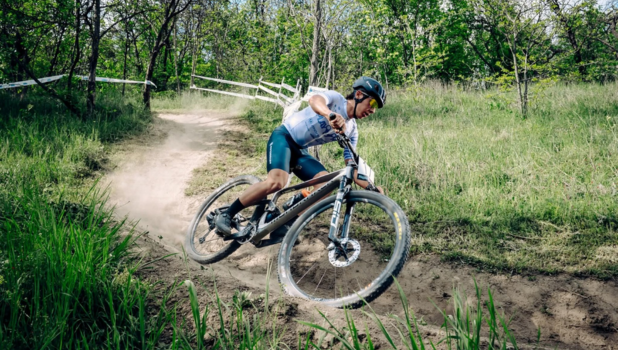 Un fenomen al sportului brașovean! Campion la schi-alpinism, Matei Petre face legea și pe două roți. Locul 1 în circuitul internațional MTB 1 matei petre 2