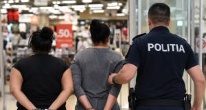 Două femei din Săcele, reținute după furturi dintr-un mall din Brașov