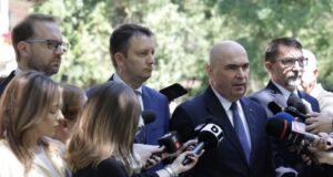 Grindeanu sau Mureșan? USR ține cu dinții de guvernare. Dacă pleacă de la „butoane”, pierde tot