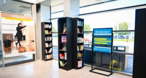 Citește, zboară și descoperă lumea! Biblioteca ASTRA completează rafturile din Aeroportul Internațional Sibiu