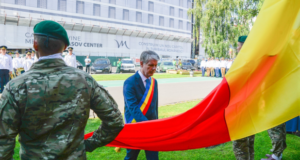 Tricolorul a fost sărbătorit la Brașov. Tâmpa și Primăria se luminează în culorile României