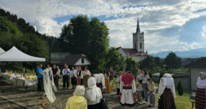 „Hai în IE la Liturghie”. Sărbătoarea Iei la cea mai veche Biserică din Sud-Estul Transilvaniei, Biserica Sfântul Nicolae din Râșnov