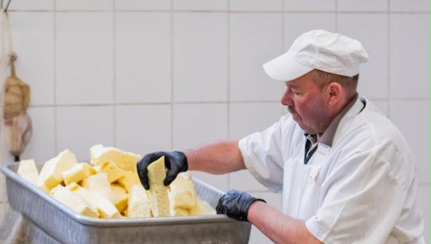 Din inima Branului, direct pe raft. Ferma de la Bran își deschide prima băcănie și aduce mai aproape gustul autentic al produselor artizanale (FOTO și VIDEO) 3 FERMA DE LA BRAN 5
