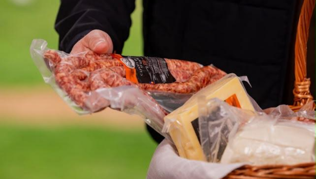 Din inima Branului, direct pe raft. Ferma de la Bran își deschide prima băcănie și aduce mai aproape gustul autentic al produselor artizanale (FOTO și VIDEO) 2 FERMA DE LA BRAN 6