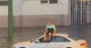VIDEO. Reacție de milioane în timpul inundațiilor din Brașov! Un șofer s-a urcat pe mașină și s-a aruncat în apă ca la piscină