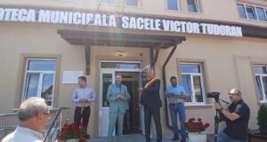 Săcele are o bibliotecă nouă și modernă. Investiția inaugurată în prezența fostului președinte Emil Constantinescu
