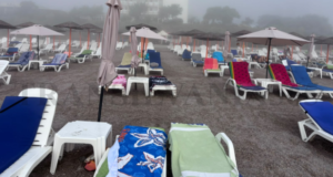 VIDEO. Românii și „vânătoarea” de șezlonguri la mare! De ce se trezesc unii turiști la ora 4 dimineața ca să ocupe locurile din primul rând?