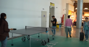 VIDEO. Adio plictiseală înainte de zbor! La Sibiu, așteptarea avionului vine cu… badminton și ping-pong
