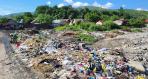 27 de basculante cu gunoaie, evacuate din cartierul Gârcin. Primarul din Săcele: „Situația devenise una critică”