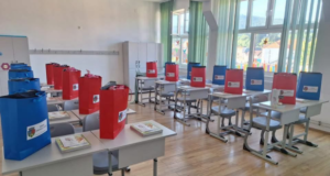 Peste 380 de elevi din Săcele vor primi gratuit ghiozdane și rechizite la începutul noului an școlar