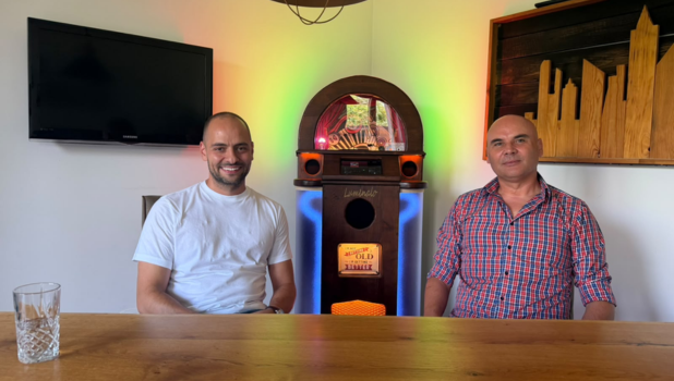VIDEO. În curtea unei case din Brașov, un om construiește singur ceea ce alții produc într-o fabrică. Povestea tonomatelor Luminalo, la „Antreprenori faini la Brașov” 7 luminalo 4