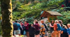 VIDEO. Canionul 7 Scări, luat cu asalt de turiști în acest weekend. Timpul de așteptare a ajuns și la 3 ore