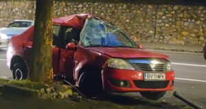VIDEO. Șofer de 20 de ani, băut la volan, accident pe strada Carpaților din Brașov. A intrat într-un copac și într-un stâlp