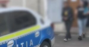 VIDEO. Tâlhărie în centrul Făgărașului! I-a oferit o floare unei femei de 68 de ani, apoi i-a smuls lănțișorul de la gât și a fugit