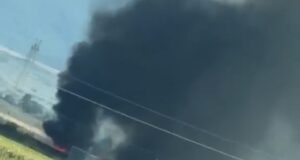 VIDEO. Incendiu puternic la o hală de deșeuri din Leț, Covasna. Pompierii din Brașov, chemați în sprijin