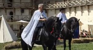VIDEO. Cavalerii Teutoni s-au întors la Feldioara! Primarul Sorin Taus a deschis festivalul călare, în straie de cavaler