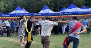 VIDEO. Muzică, dans și voie bună în Poiana Mică! Junii Brașovului s-au reunit la Maial
