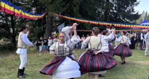 VIDEO. Ansamblul Folcloric Studențesc „Junii Brașovului” a făcut spectacol în Poiana Mică!