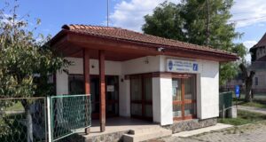 VIDEO. Seria „Centre de Informare Turistică” continuă! La Cața nu avem apă și canalizare, dar avem Centru de Informare Turistică și stații pentru mașini electrice!
