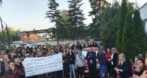FOTO. Protestele continuă la CARFIL Brașov: „Vrem să muncim!” Angajații cer salarii, drepturi și fără restructurări