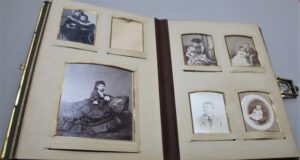 Ziua Mondială a Fotografiei celebrată la Brașov. Descoperiți aparate de fotografiat, albume vechi, dar și un atelier foto din secolul 19