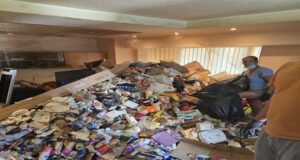VIDEO,FOTO. Șocant! Peste 10 camioane de deșeuri scoase dintr-o singură locuință din Brașov! Resturile menajere ajungeau pana aproape de tavan