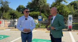 VIDEO. Primăria Vulcan trece pe electric! Două stații de încărcare și un automobil pentru administrație