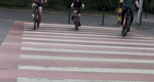 VIDEO. Degeaba au pedalat prin viață! După Parada Bicicletelor, brașovenii au traversat zebra pe biciclete. Halal educație rutieră pentru copii!