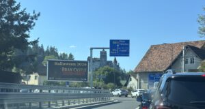 VIDEO. Trafic infernal la Bran! Coloană de mașini pe câțiva kilometri la intrarea în comună