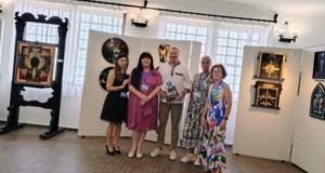 30 de lucrări despre credință, lumină și simboluri. Expoziția artistului brașovean Ovidiu Cărpușor, la Balcic