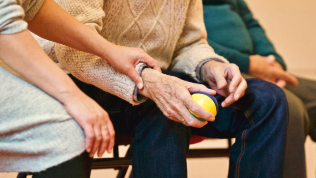 alzheimer - batrani - pensionari - ajutor - ingrijire varstnici