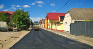 Au început lucrările de asfaltare pe strada Viorelelor din Hărman
