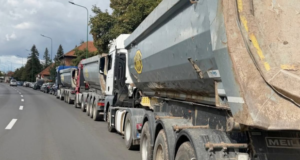 10 autoutilitare de peste 3,5 tone, oprite pe strada Avram Iancu. Șoferii au primit amenzi de 18.000 de lei