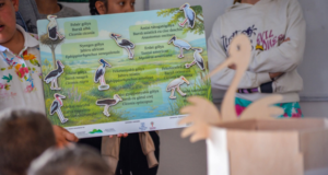 Barza albă devine profesor. „Cuibul zburător” îi scoate pe copii dintre manuale și îi duce în natură