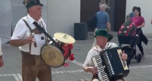 VIDEO. Doi seniori au făcut senzație în Centrul Vechi din Brașov!