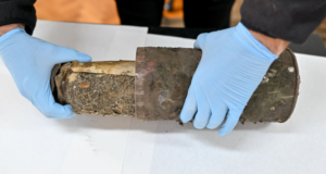 Capsulă a timpului descoperită în Turnul Sfatului din Sibiu. Obiectele au ajuns la Muzeul Brukenthal