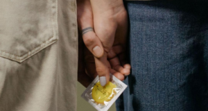 A crescut numărul tinerilor români care folosesc prezervativul la primul contact sexual, dar și al celor fac sex sub influența alcoolului