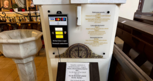 VIDEO. La o biserică din Brașov și mila a devenit contactless!