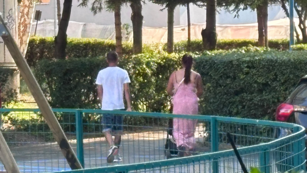 VIDEO. Imagini revoltătoare! Un tânăr se droga în fața unor copii într-un parc de joacă din Brașov! 2 drogat 1
