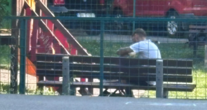 VIDEO. Imagini revoltătoare! Un tânăr se droga în fața unor copii într-un parc de joacă din Brașov!