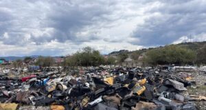 EXCLUSIV! Dezastru ecologic la Tărlungeni, lângă Brașov! Groapă de gunoi pe malul Tărlungului. Unde sunt autoritățile de mediu? VIDEO,FOTO