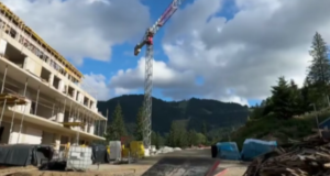 VIDEO. Cum s-a defrișat pădurea și s-a construit bloc în Poiana Brașov chiar în mandatul USR! Unde sunt activiștii care se plângeau de tăierea copacilor?