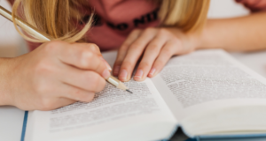 România repetentă la educație! Mai bine de jumătate dintre elevii de 15 ani sunt analfabeți funcționali la matematică. Și la citire suntem aproape de pragul critic