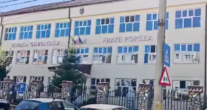 VIDEO. După ani de lucrări, Școala Nr. 4 din Săcele a fost modernizată. Urmează un teren de sport multifuncțional
