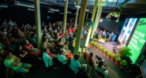 Programul celei de-a doua ediții MindFormers: invitați internaționali, știință, workshopuri, instalații de lumină și world music în fosta Fabrică de Țigarete din Sfântu Gheorghe