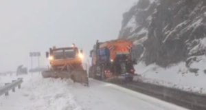 VIDEO. Ninsoare abundentă pe Transfăgărășan. Se circulă în condiții de iarnă
