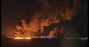 VIDEO. Un nou incendiu la Tărlungeni, în zona plină de deșeuri. Intervin pompierii