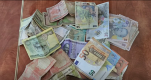 VIDEO. Și-a uitat portofelul cu bani și acte la bancomat. Un nepalez, impresionat de gestul unui polițist din Brașov: „Oamenii sunt foarte buni, sunt drăguți și ne ajută”